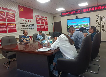 柔性石英砂貼片石發(fā)明人、浙江久石公司董事長(zhǎng)豐新華一行赴沈陽工業(yè)大學(xué)開展深化校企合作交流